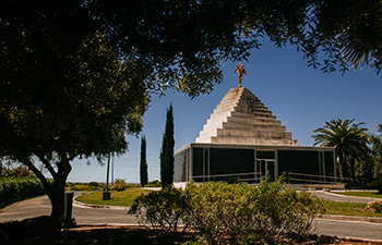 Pirámide Cementerio Mancomunado Chiclana