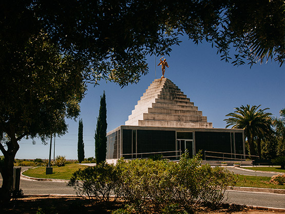 piramide-conmemorativa-del-cementerio-de-san-jose.slider.1.title