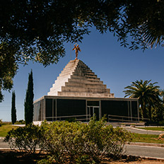 Pirámide conmemorativa del cementerio de San José